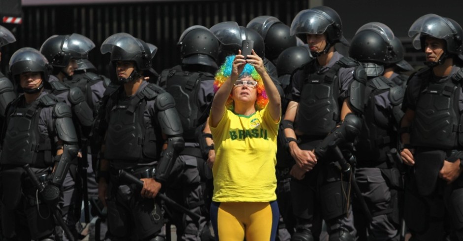 manifestantes-tiram-fotos-com-a-policiais-da-tropa-de-choque-da-policia-militar-durante-um-protesto-contra-Dilma-12abr2015-